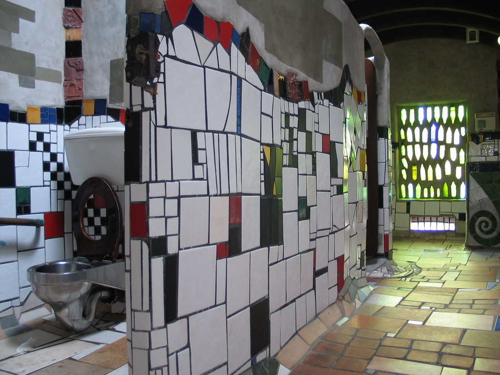 NZ-Noordeiland, Kawakawa, Hundertwasser, openbaar toilet (1999) - foto HB